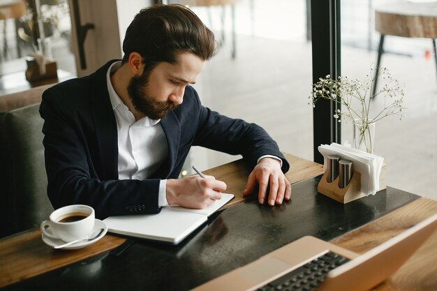 Elegante hombre de negocios trabajando en una oficina