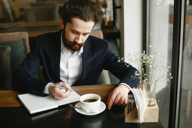 Elegante hombre de negocios trabajando en una oficina