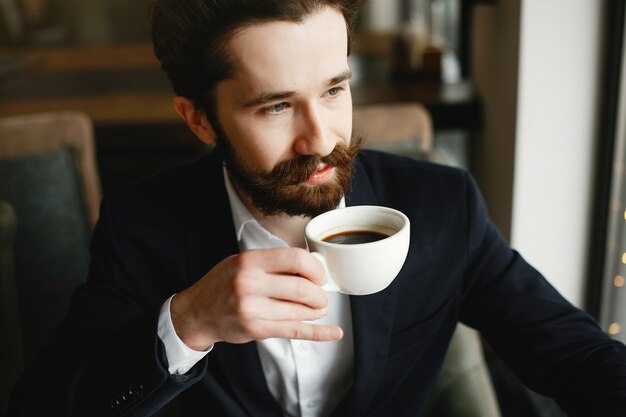 Elegante hombre de negocios trabajando en una oficina