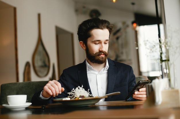 Elegante hombre de negocios trabajando en una oficina