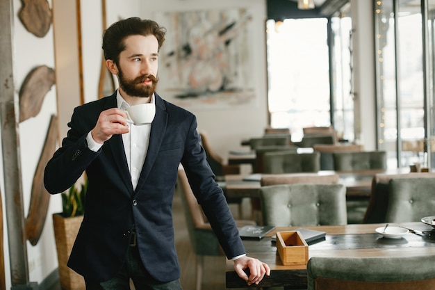 Elegante hombre de negocios trabajando en una oficina