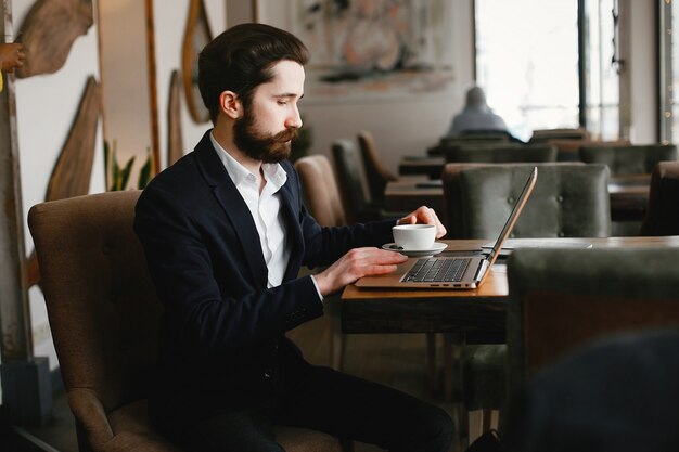 Elegante hombre de negocios trabajando en una oficina