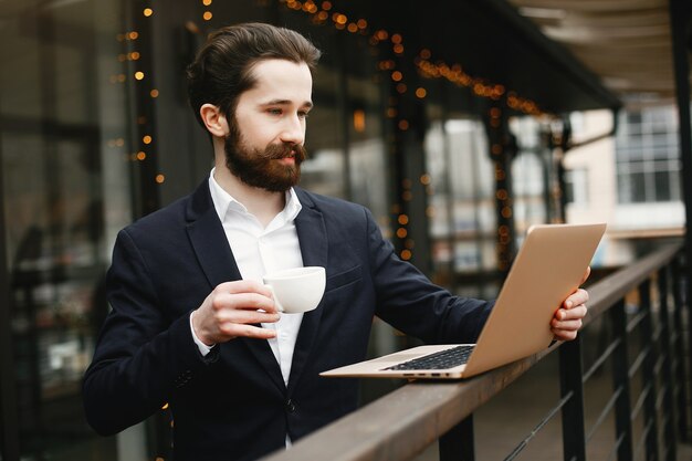 Elegante hombre de negocios trabajando en una oficina