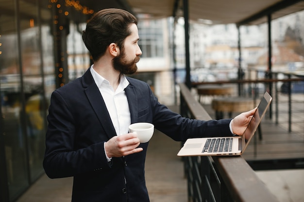 Elegante hombre de negocios trabajando en una oficina