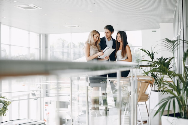 Elegante hombre de negocios trabajando en una oficina