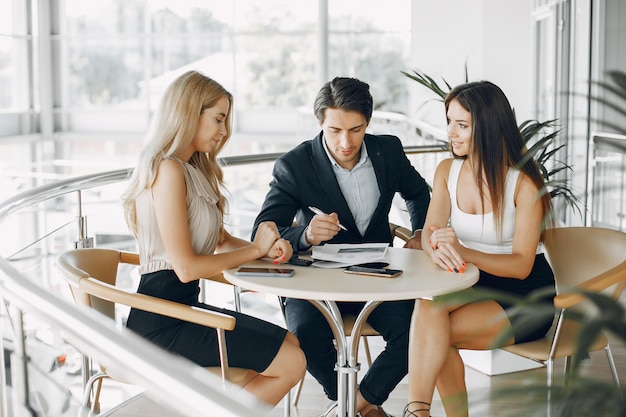 Elegante hombre de negocios trabajando en una oficina