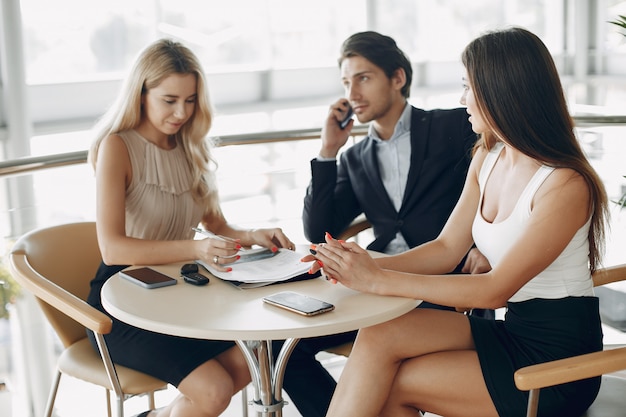 Elegante hombre de negocios trabajando en una oficina