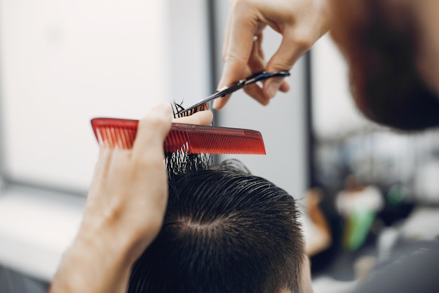 Elegante hombre sentado en una barbería