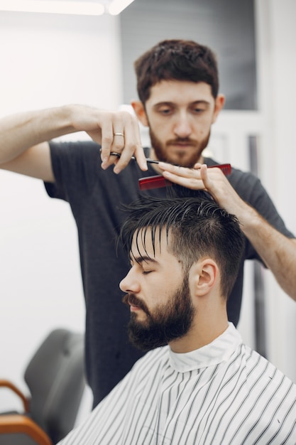 Elegante hombre sentado en una barbería