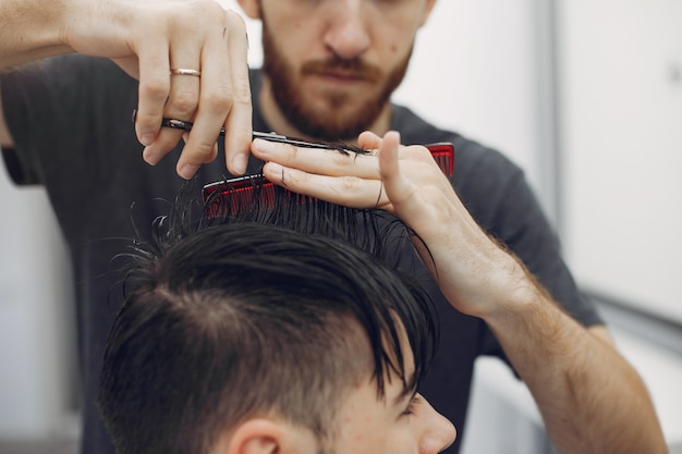 Elegante hombre sentado en una barbería