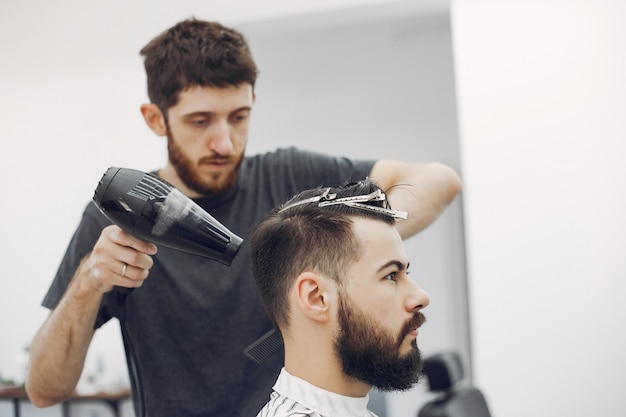 Elegante hombre sentado en una barbería