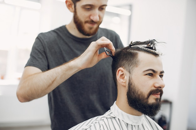 Elegante hombre sentado en una barbería