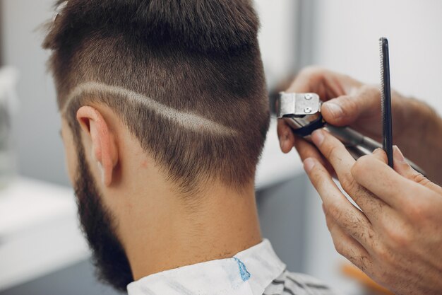 Elegante hombre sentado en una barbería