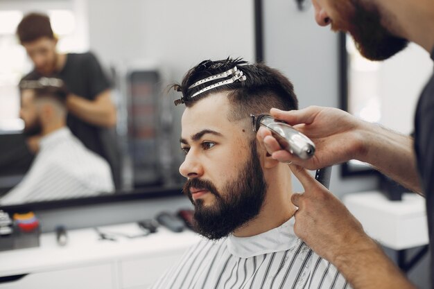 Elegante hombre sentado en una barbería