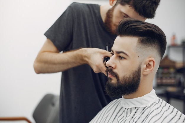 Elegante hombre sentado en una barbería