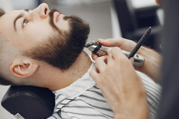 Elegante hombre sentado en una barbería