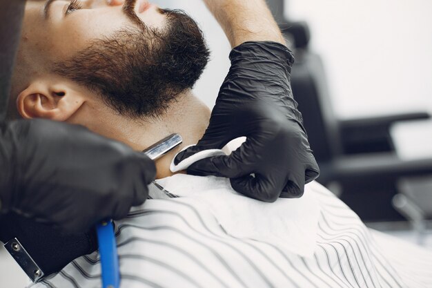 Elegante hombre sentado en una barbería