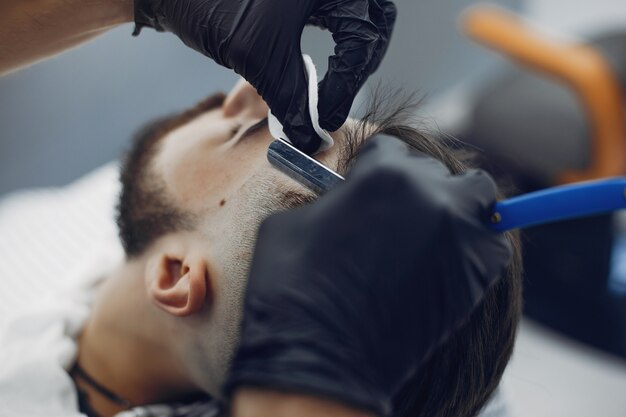 Elegante hombre sentado en una barbería