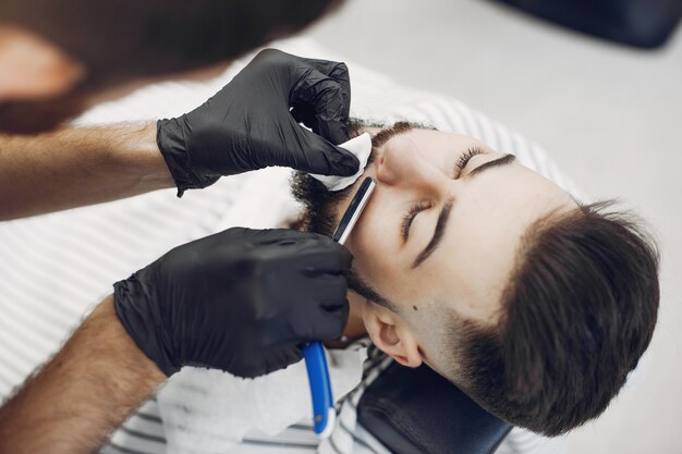 Elegante hombre sentado en una barbería