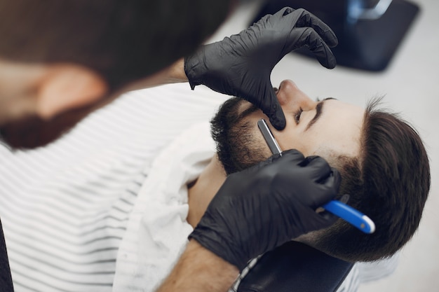 Elegante hombre sentado en una barbería