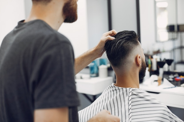 Foto gratuita elegante hombre sentado en una barbería