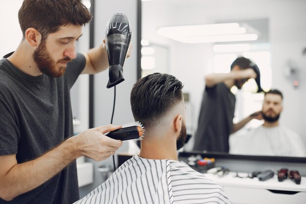 Elegante hombre sentado en una barbería