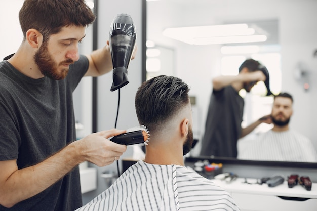 Elegante hombre sentado en una barbería