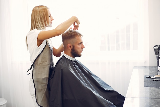 Elegante hombre sentado en una barbería