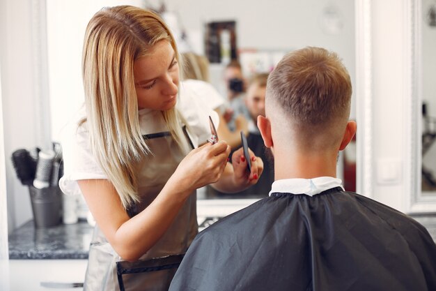 Elegante hombre sentado en una barbería