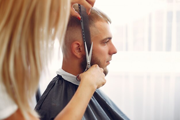 Elegante hombre sentado en una barbería