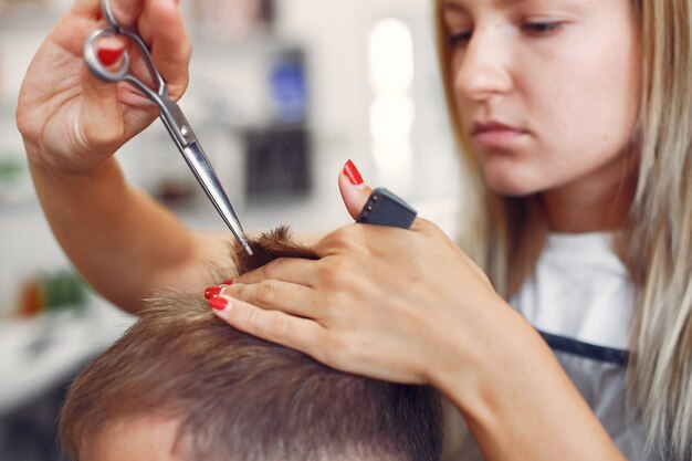 Elegante hombre sentado en una barbería