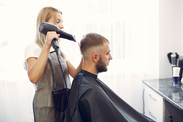 Elegante hombre sentado en una barbería
