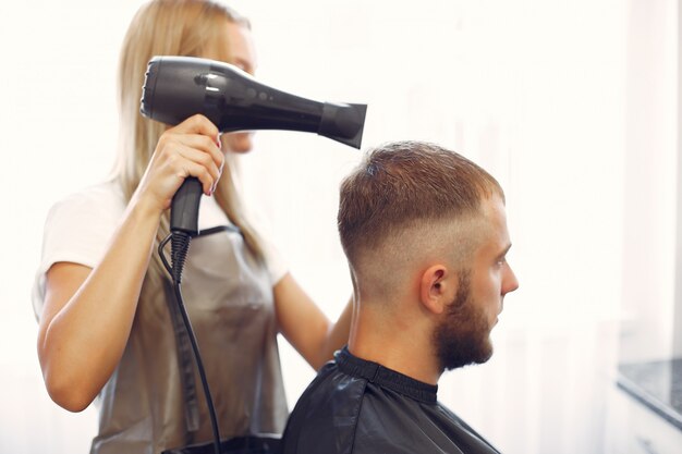 Elegante hombre sentado en una barbería