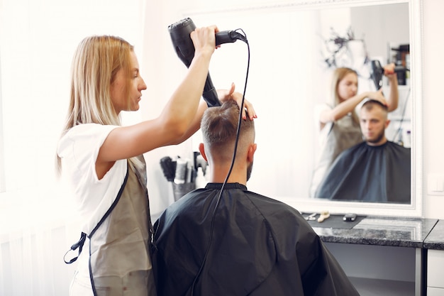 Elegante hombre sentado en una barbería