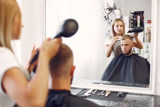 Elegante hombre sentado en una barbería