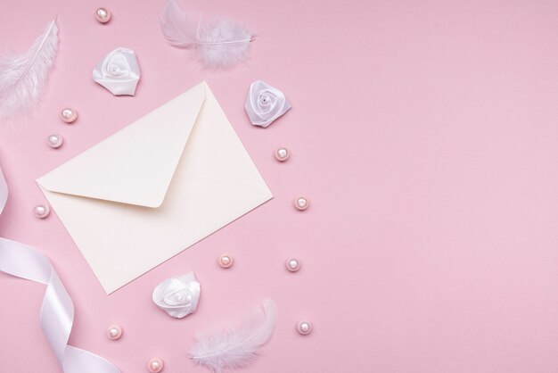 Elegante invitación de boda en la mesa con espacio de copia