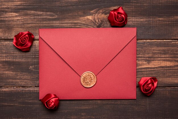 Elegante invitación de boda en la mesa