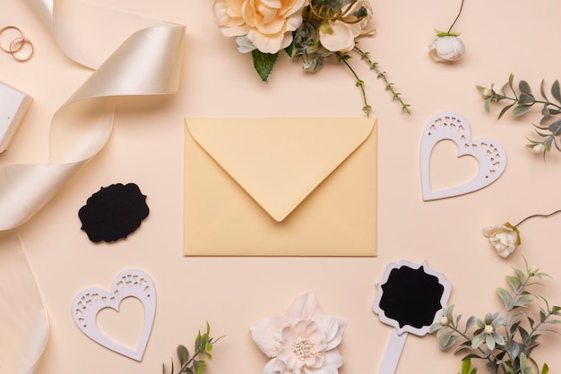 Elegante invitación de boda en la mesa