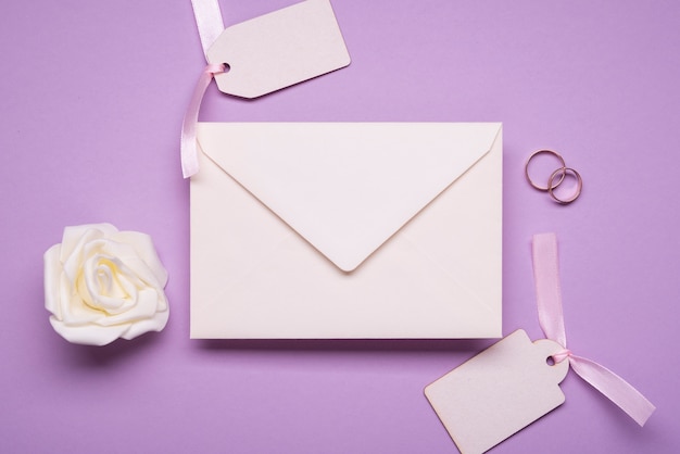 Elegante invitación de boda en la mesa