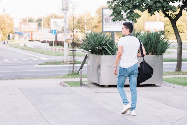 Elegante joven caminando en la calle