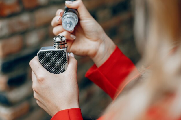 Elegante joven en una ciudad con vape