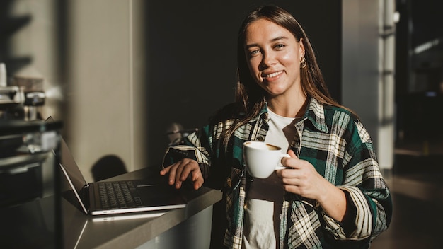 Elegante joven disfrutando de un café