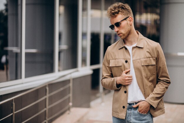 Elegante joven guapo en la ciudad