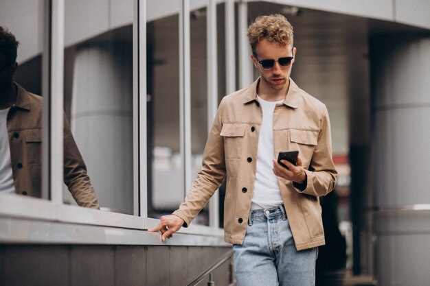 Elegante joven guapo en la ciudad