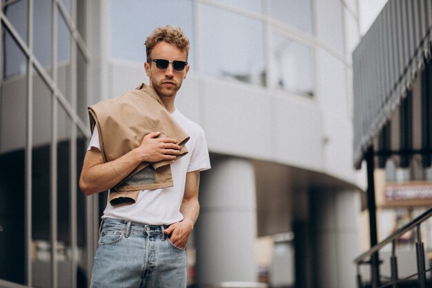 Elegante joven guapo en la ciudad