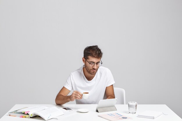 Elegante joven sentado en el escritorio