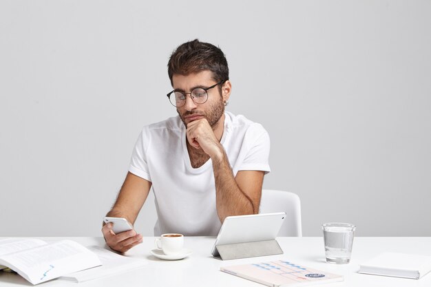 Elegante joven sentado en el escritorio