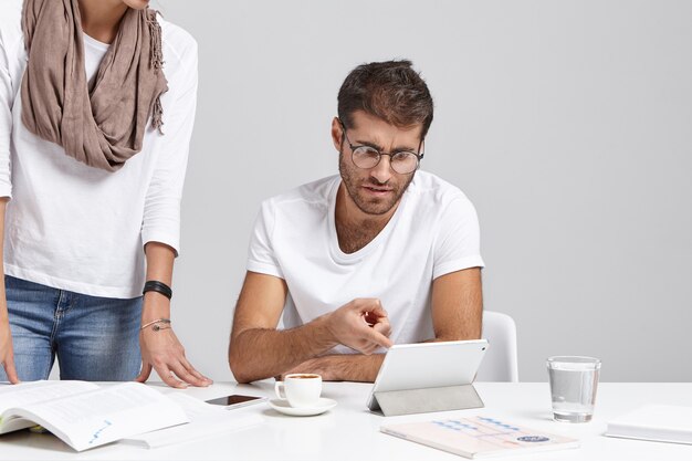 Elegante joven sentado en el escritorio