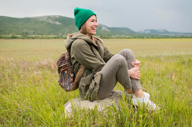 Elegante joven viajero con gorro disfrutando de vacaciones