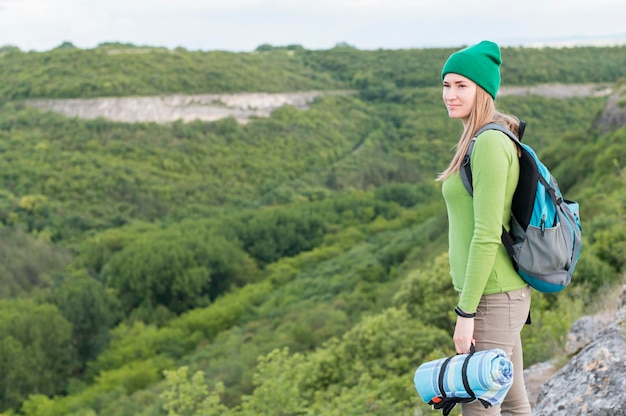 Foto gratuita elegante joven viajero con gorro mirando a otro lado